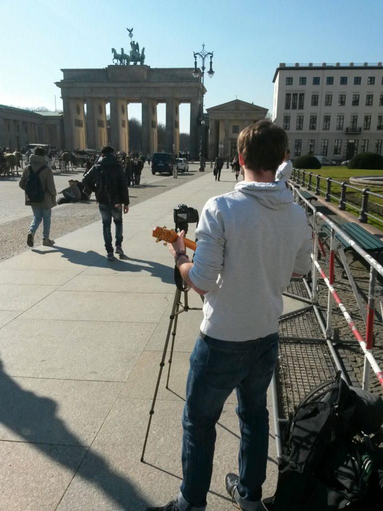 Chris mit Ukulele vor dem Brandenburger Tor
